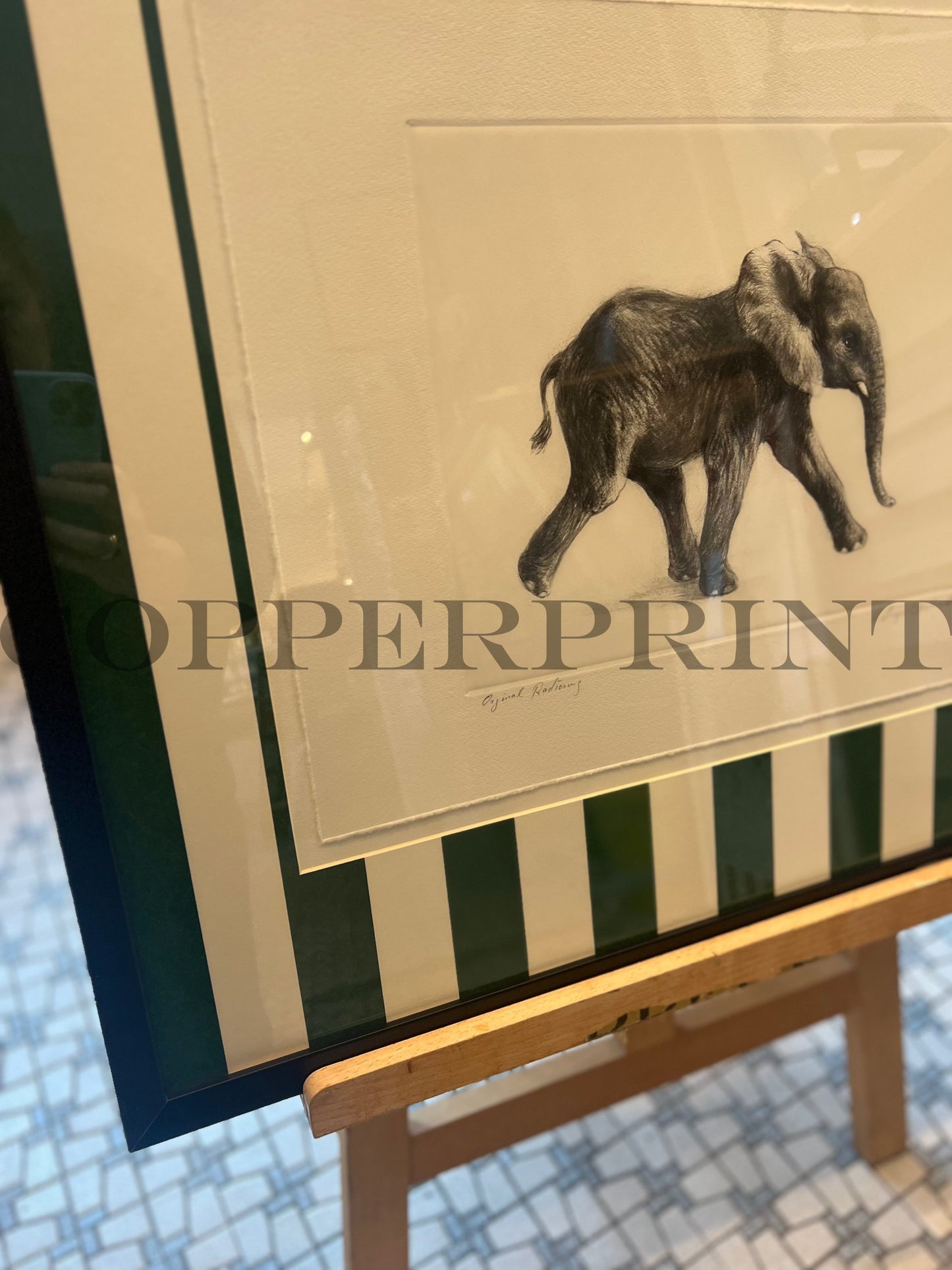 Elefant auf grünen Streifen