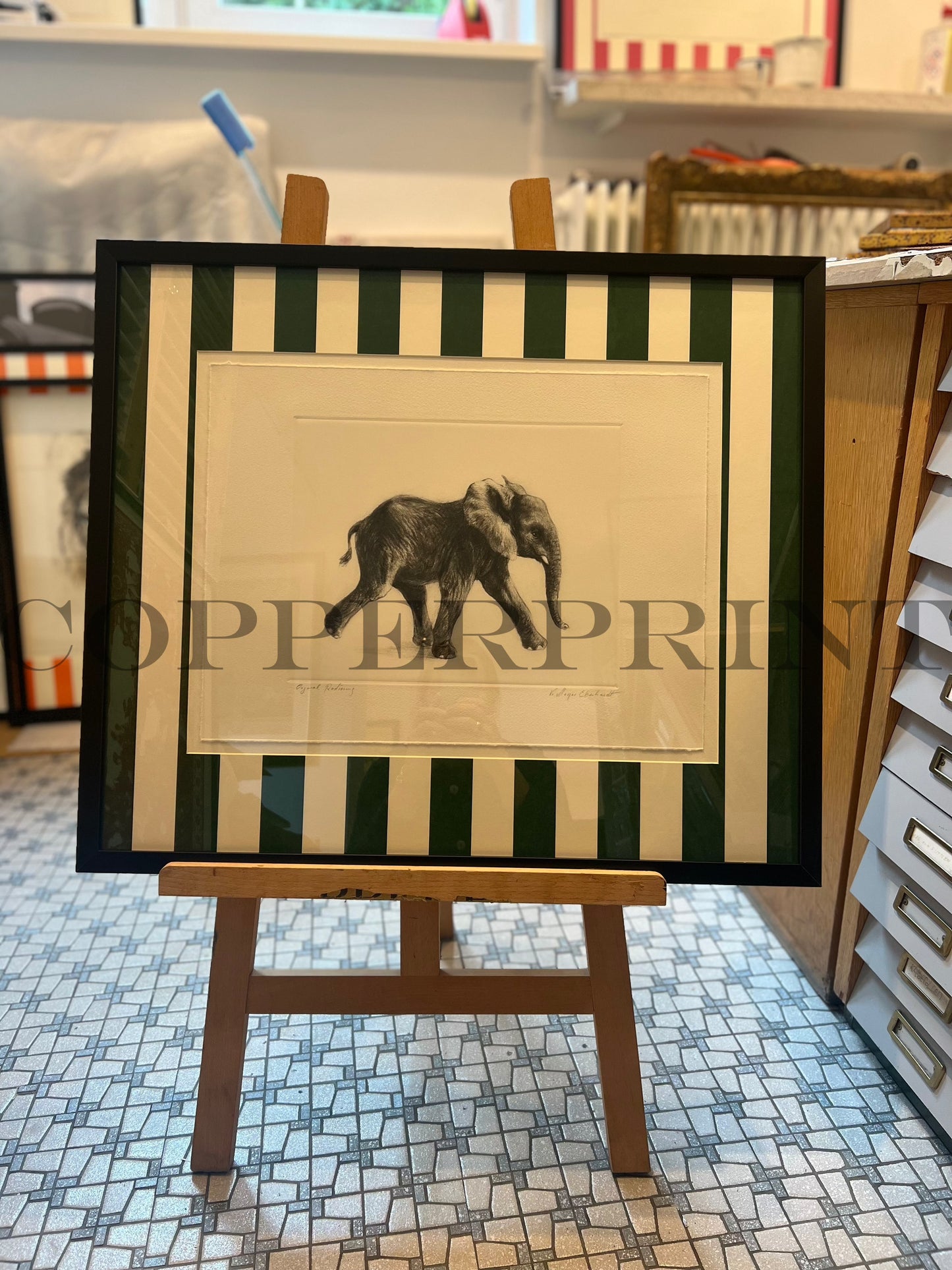 Elefant auf grünen Streifen