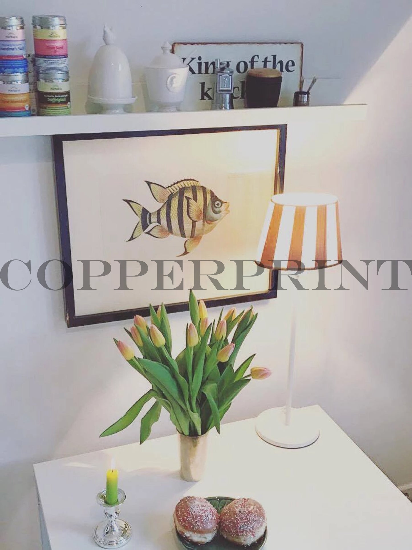 Gerahmter Fischkunstdruck hängt über Tisch