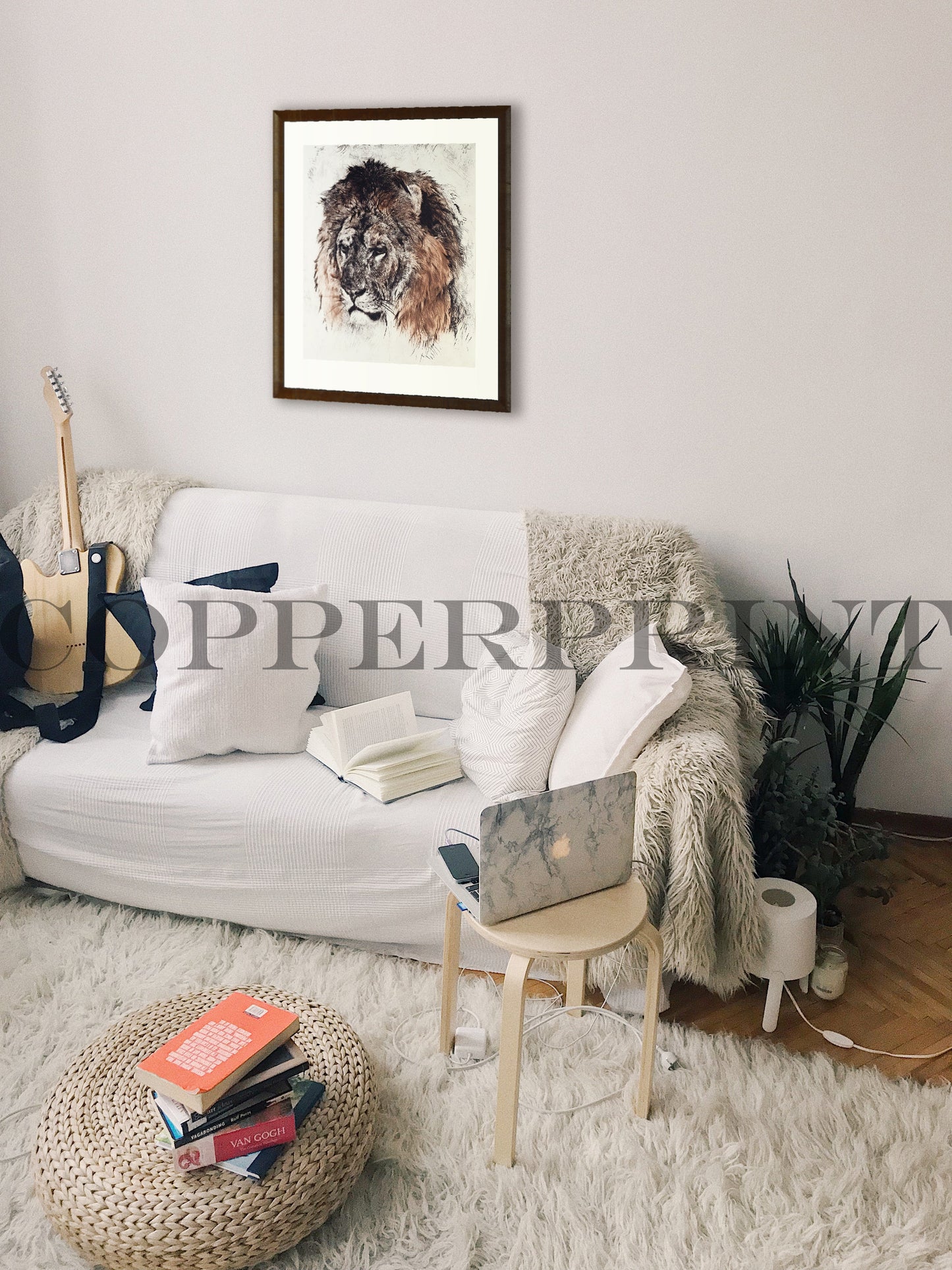 Wohnzimmer mit gerahmtem Löwenkunstdruck