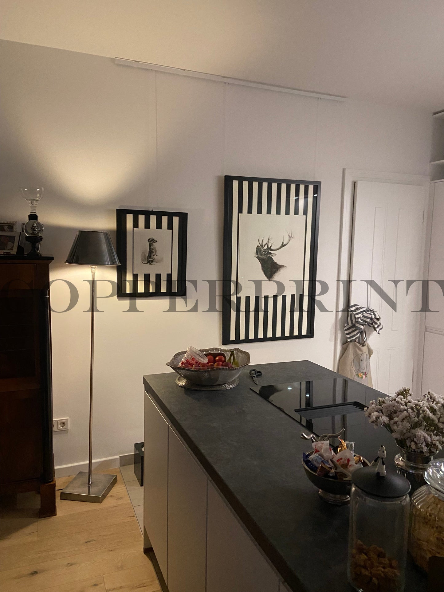 Brunftschrei auf schwarzen Streifen