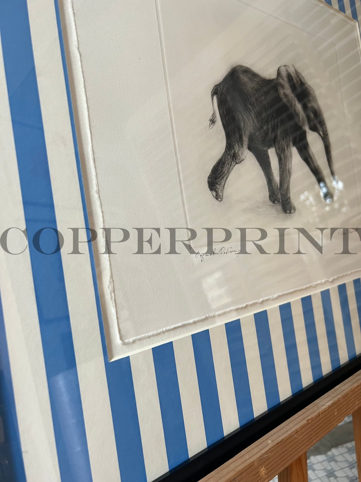 Elefant auf blauen schmalen Streifen