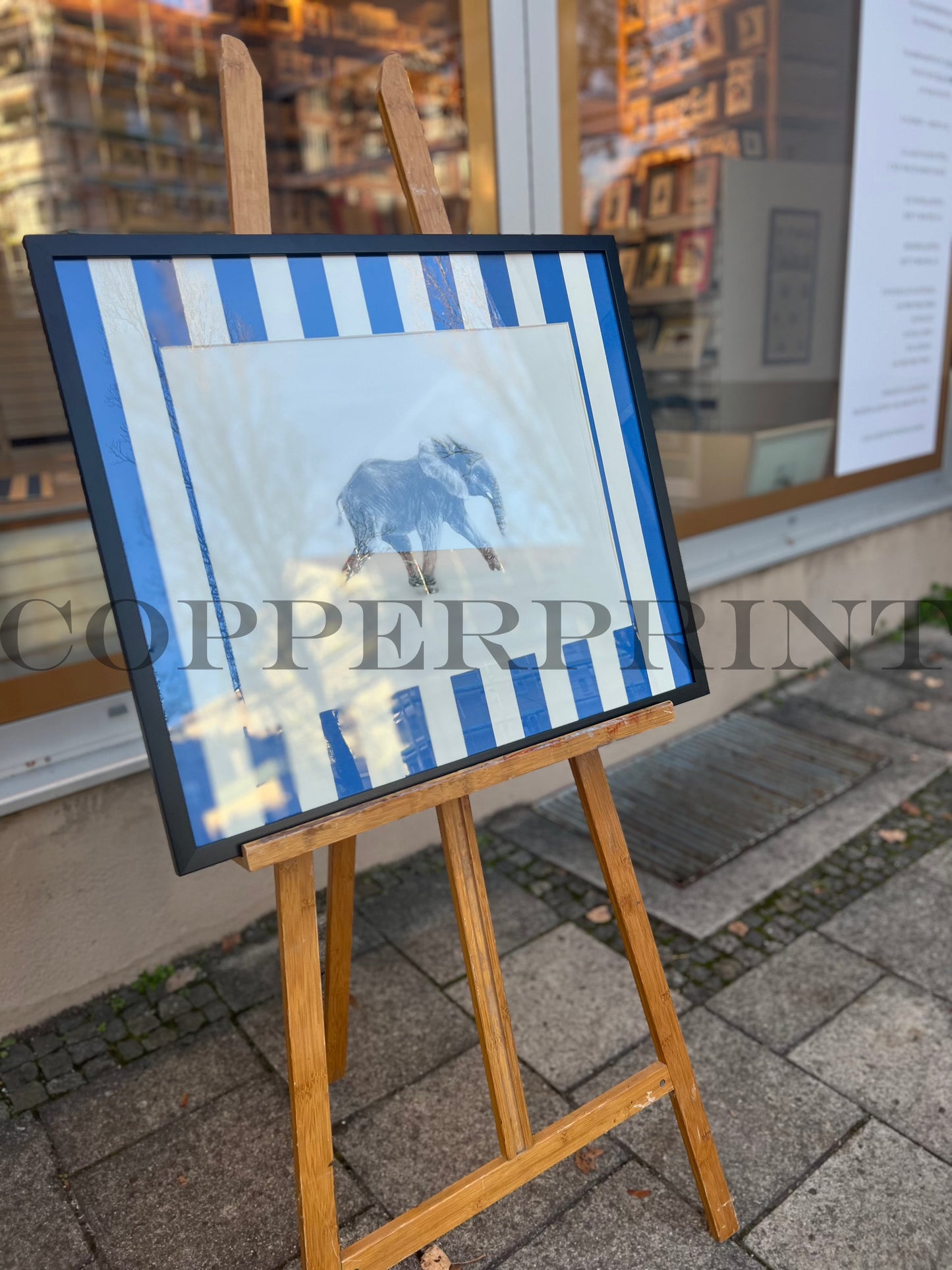 Elefant auf blauen Streifen