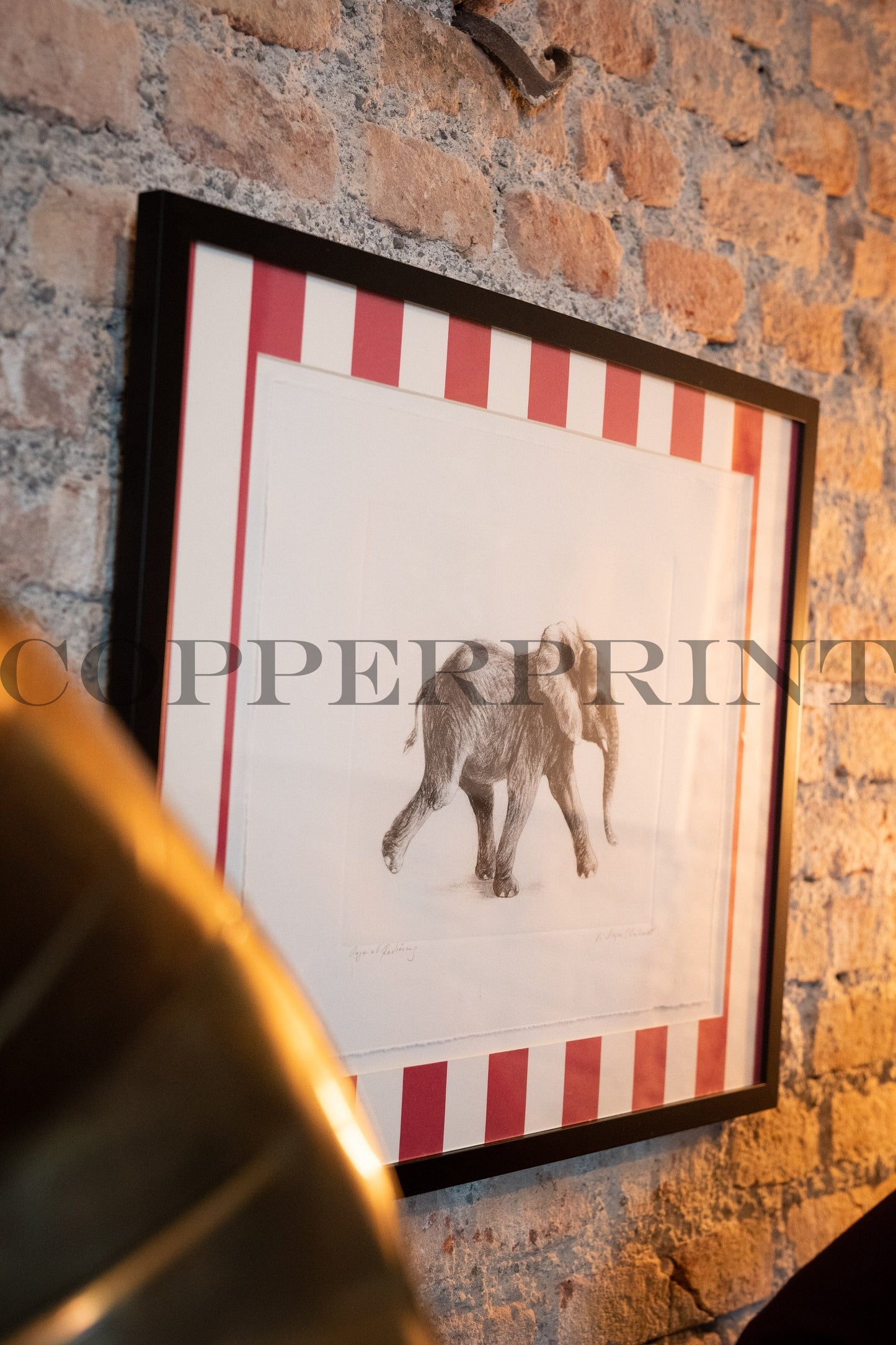 Elefant auf roten Streifen