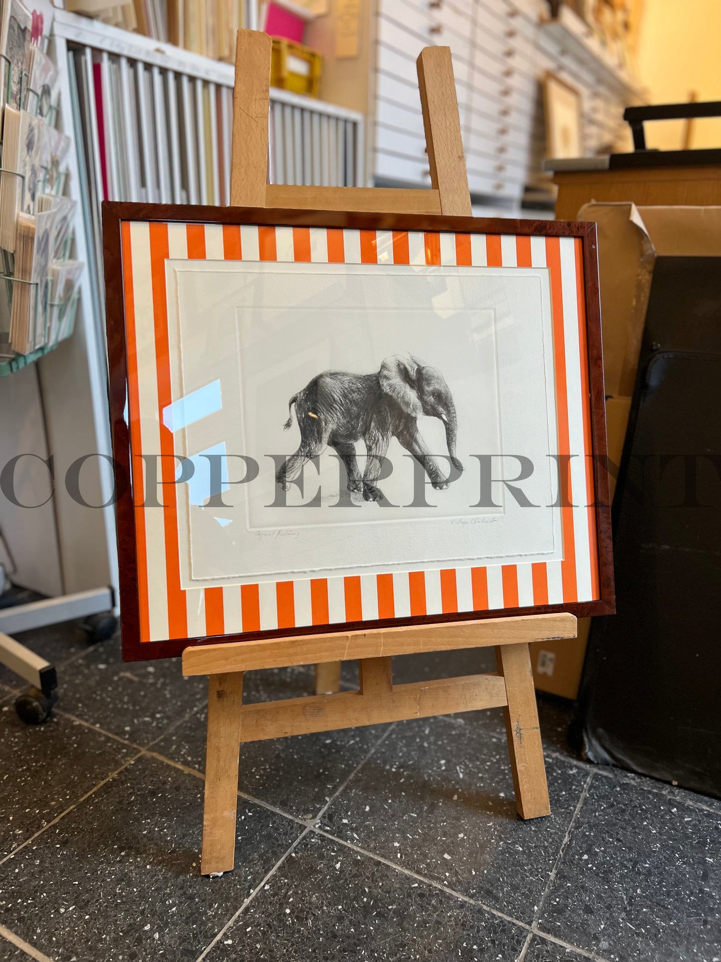 Elefant auf orangen Streifen