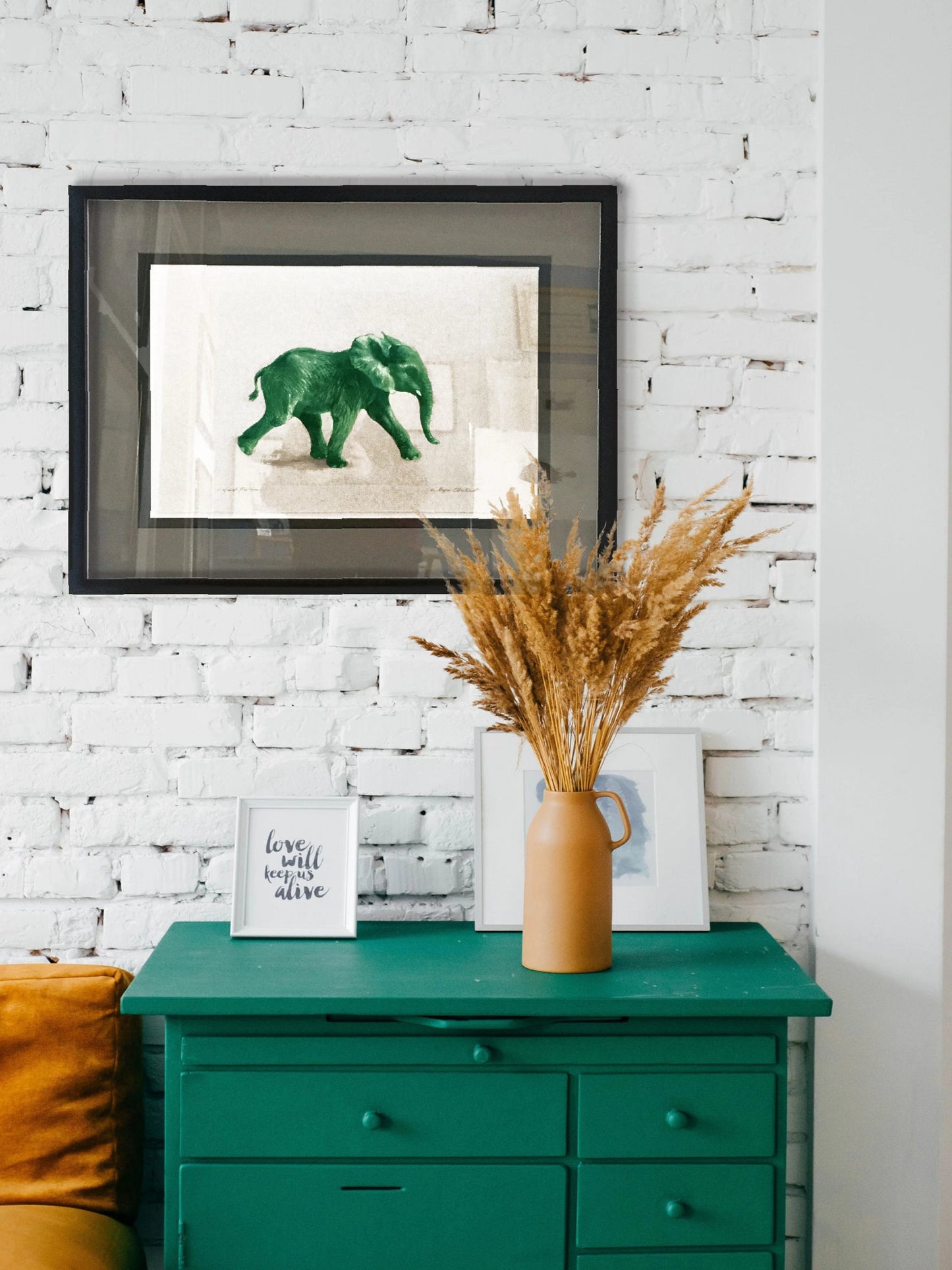 gerahmter grüner Elefant im Wohnzimmer Kunstdruck Tiefdruck