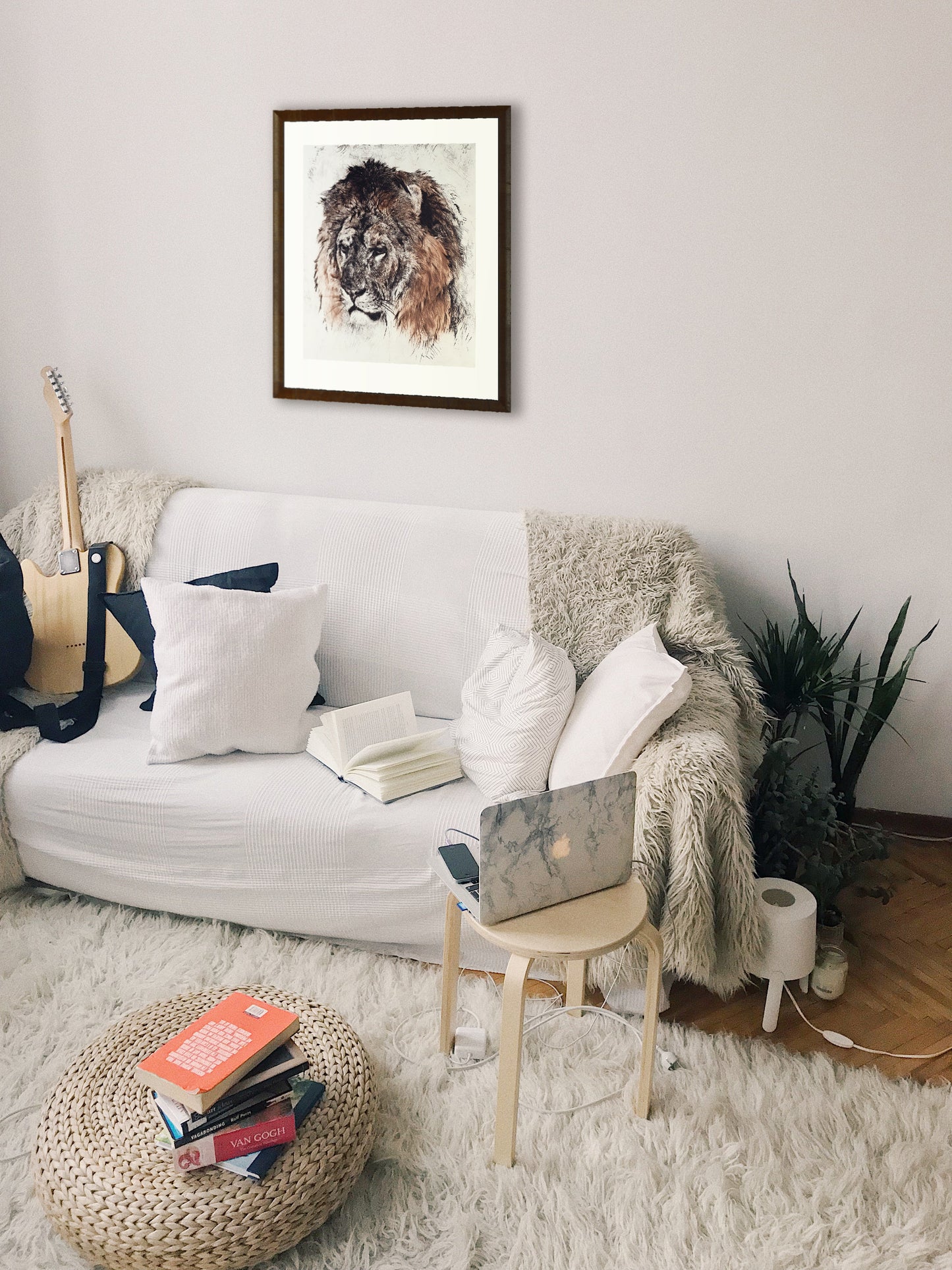 Wohnzimmer mit gerahmtem Löwenkunstdruck