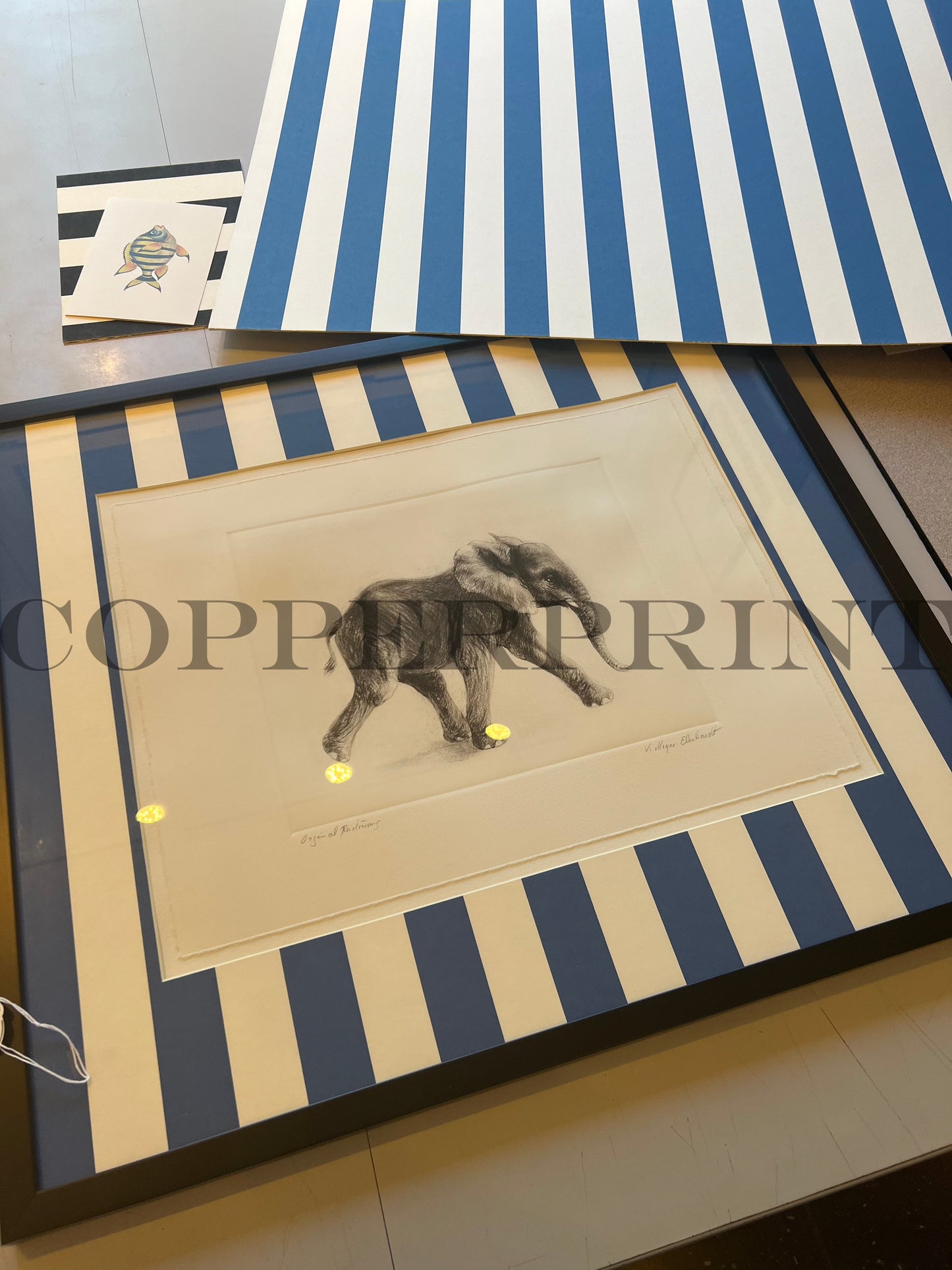 Elefant auf blauen Streifen