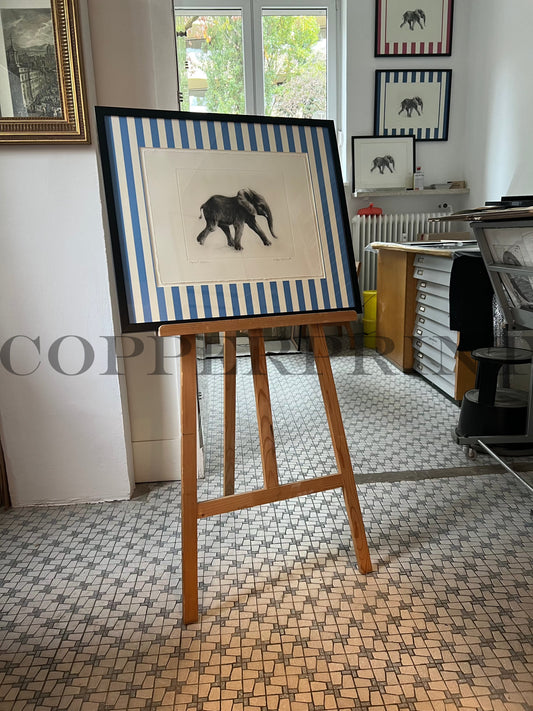 Elefant auf blauen schmalen Streifen
